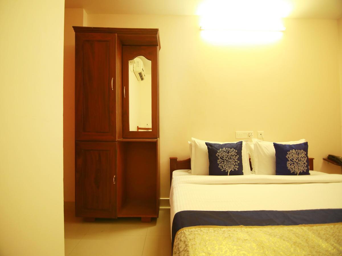 Oyo 4824 Hotel Star Kochi Esterno foto