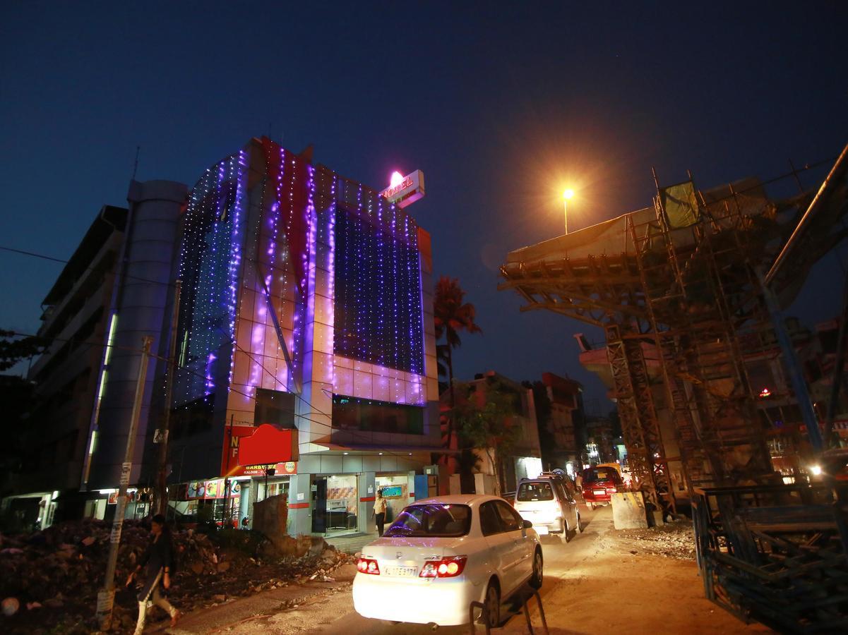 Oyo 4824 Hotel Star Kochi Esterno foto